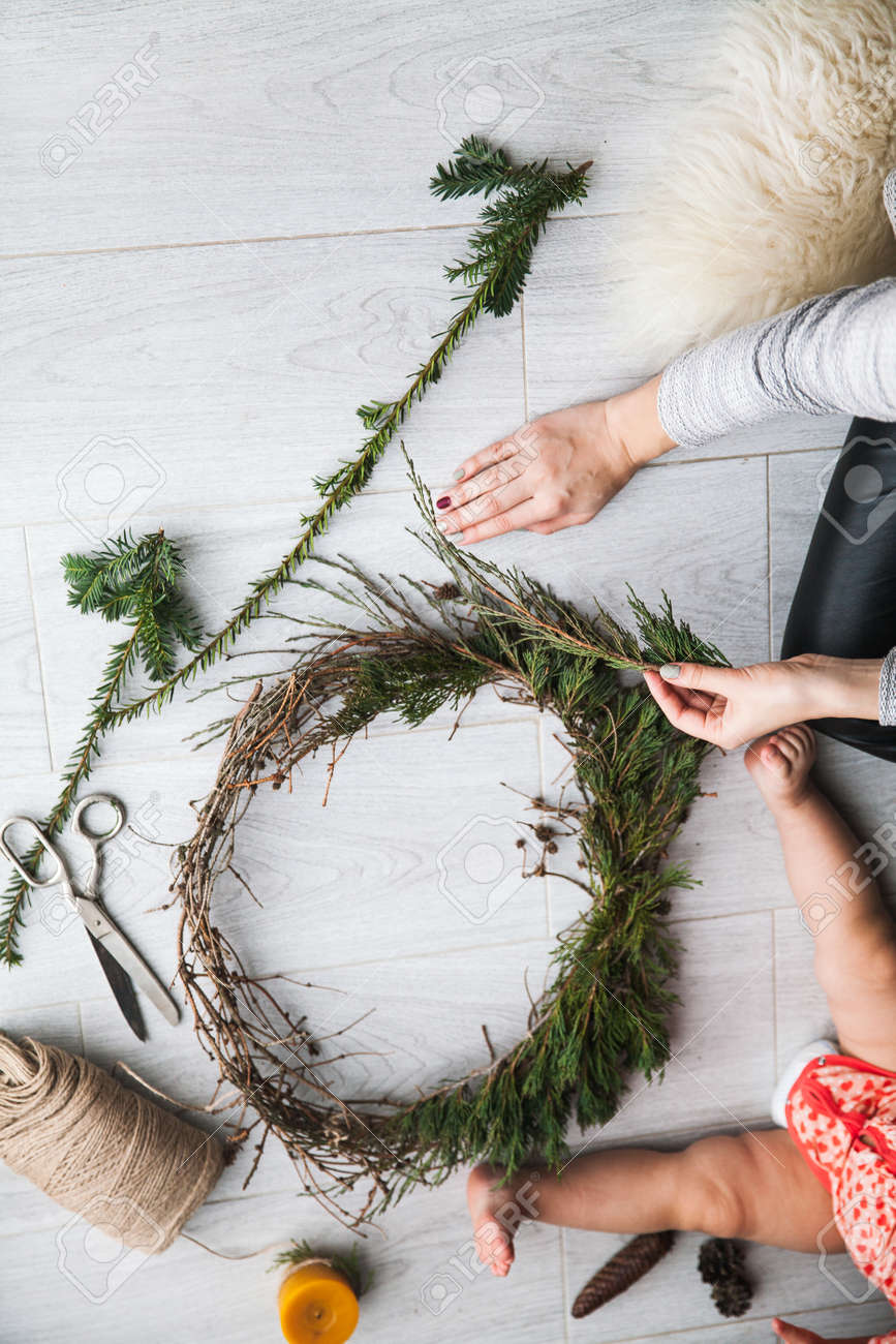 Los Ninos Pequenos Con Mama Hacer Manualidades Para Navidad La Creatividad La Decoracion Fotos Retratos Imagenes Y Fotografia De Archivo Libres De Derecho Image 67884958