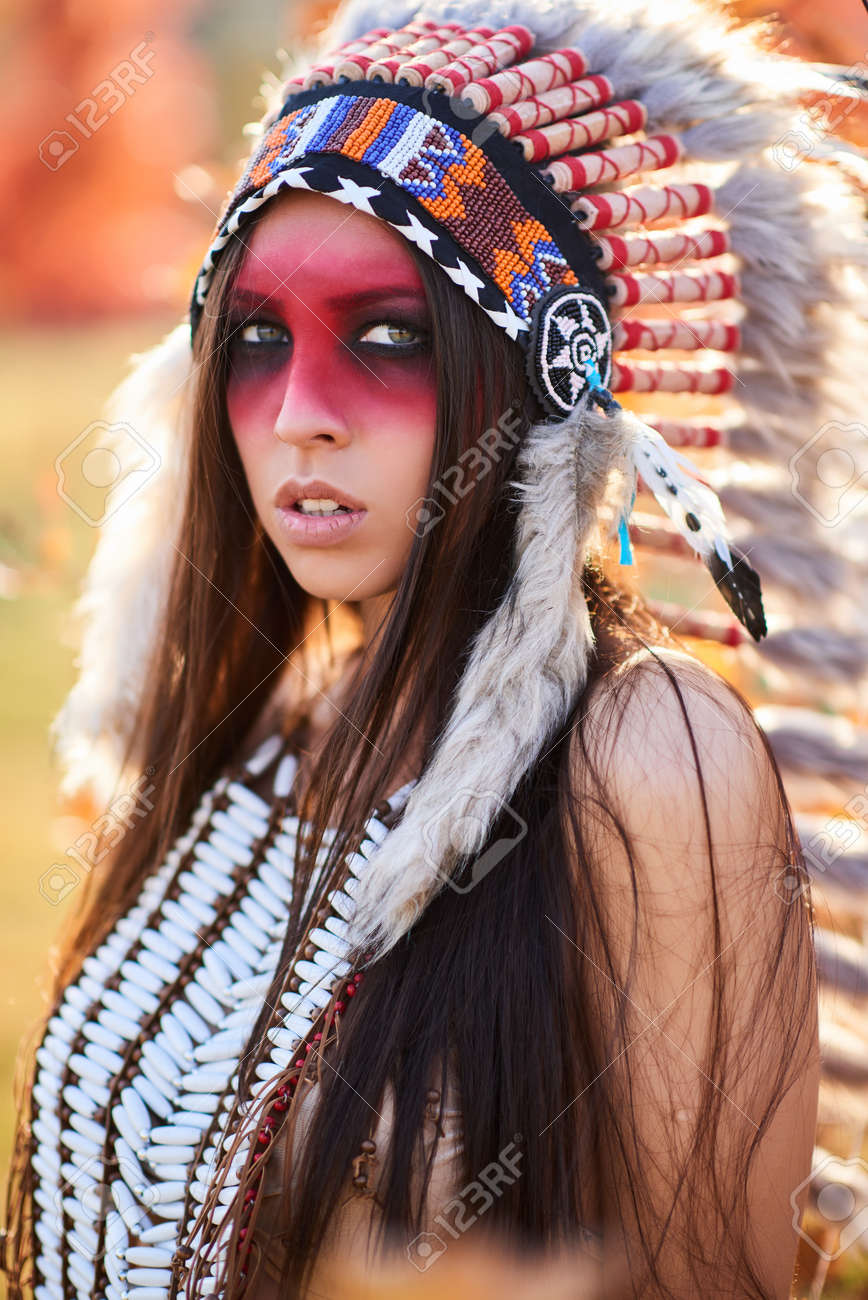 アメリカ ・ インディアンのスーツの美しい少女。晴れた日に の写真