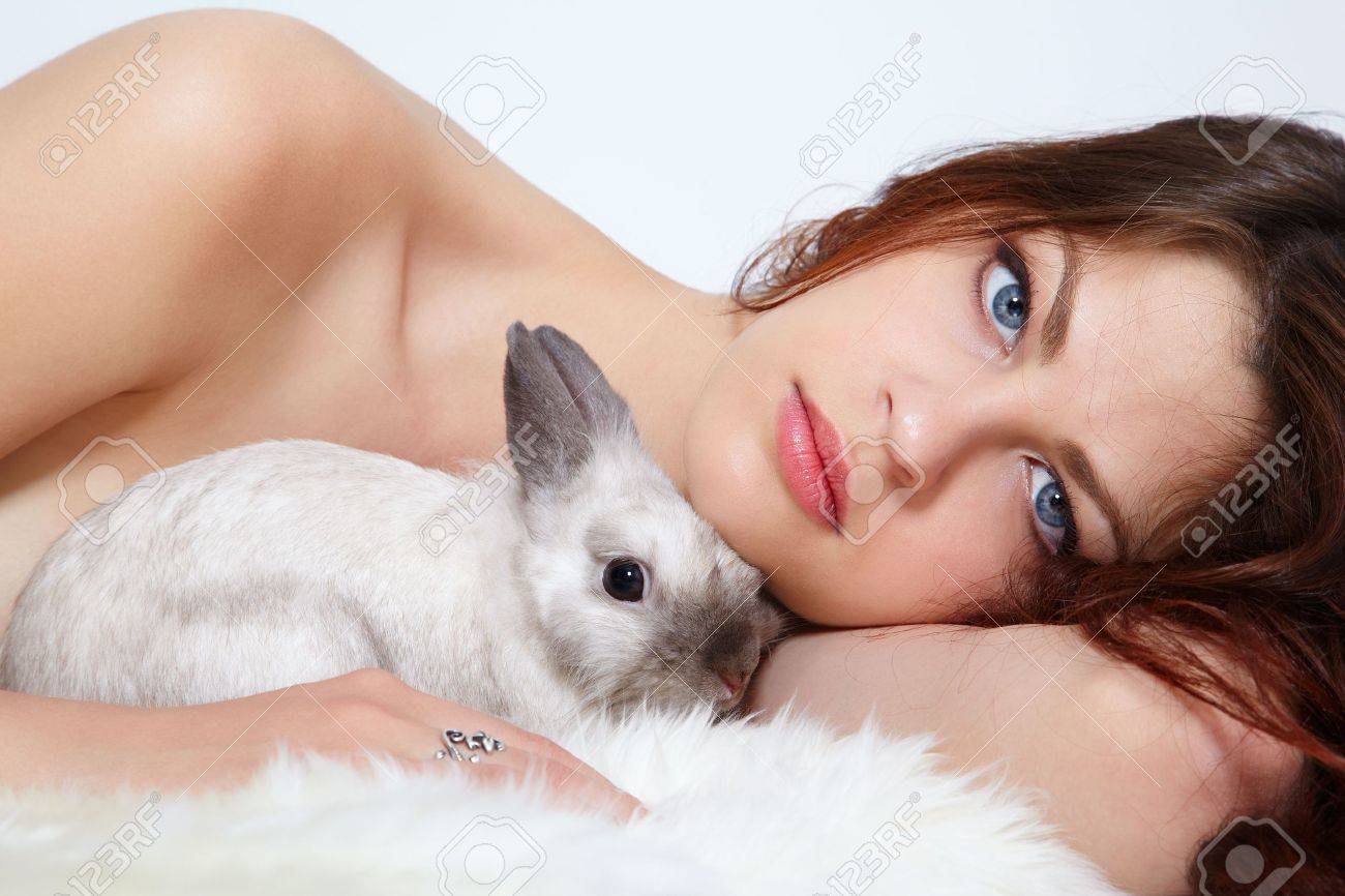 彼女の素敵なペット ピグミー ウサギの女の子 の写真素材 画像素材 Image