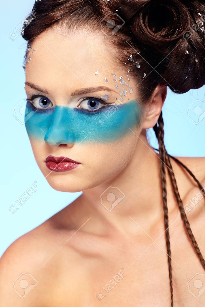 Ritratto Di Una Bella Ragazza Con Blue Stripe Facciale Bodyart E Fantasia Capelli Fare Con Più Sottili Trecce