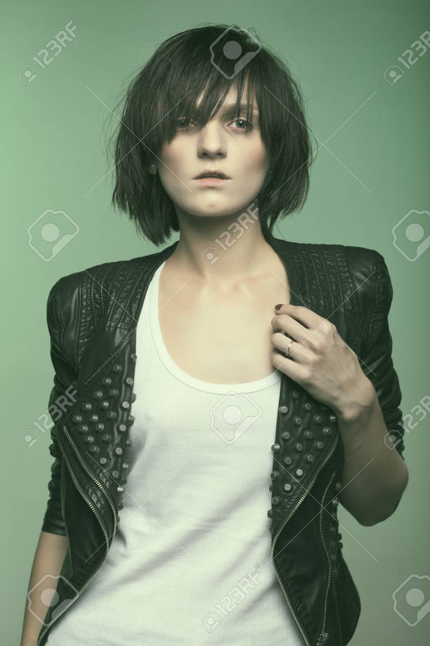ヘロインのシックなスタイルで両性具有の女性モデル 古いスタイルの彩色画像 の写真素材 画像素材 Image