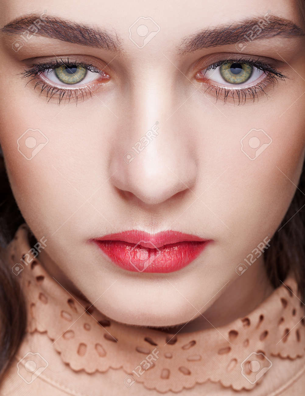 一日メイクやグリーン ピスタチオ色の目と女性の顔のクローズ アップ ショット の写真素材 画像素材 Image 一日メイクやグリーン ピスタチオ色の目と女性の顔のクローズ アップ ショット の写真素材 画像素材 Image