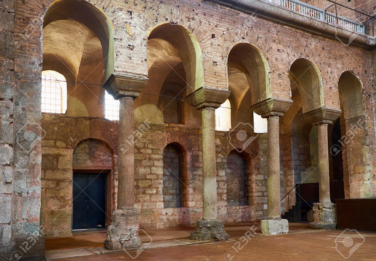 イスタンブール トルコ 14 年 7 月 12 日 ハギア アイリーン聖女イレーヌのインテリア ハギア イレーネ 元東方正教会は イスタンブール トルコのトプカプ宮殿宮殿の外の中庭に位置します の写真素材 画像素材 Image