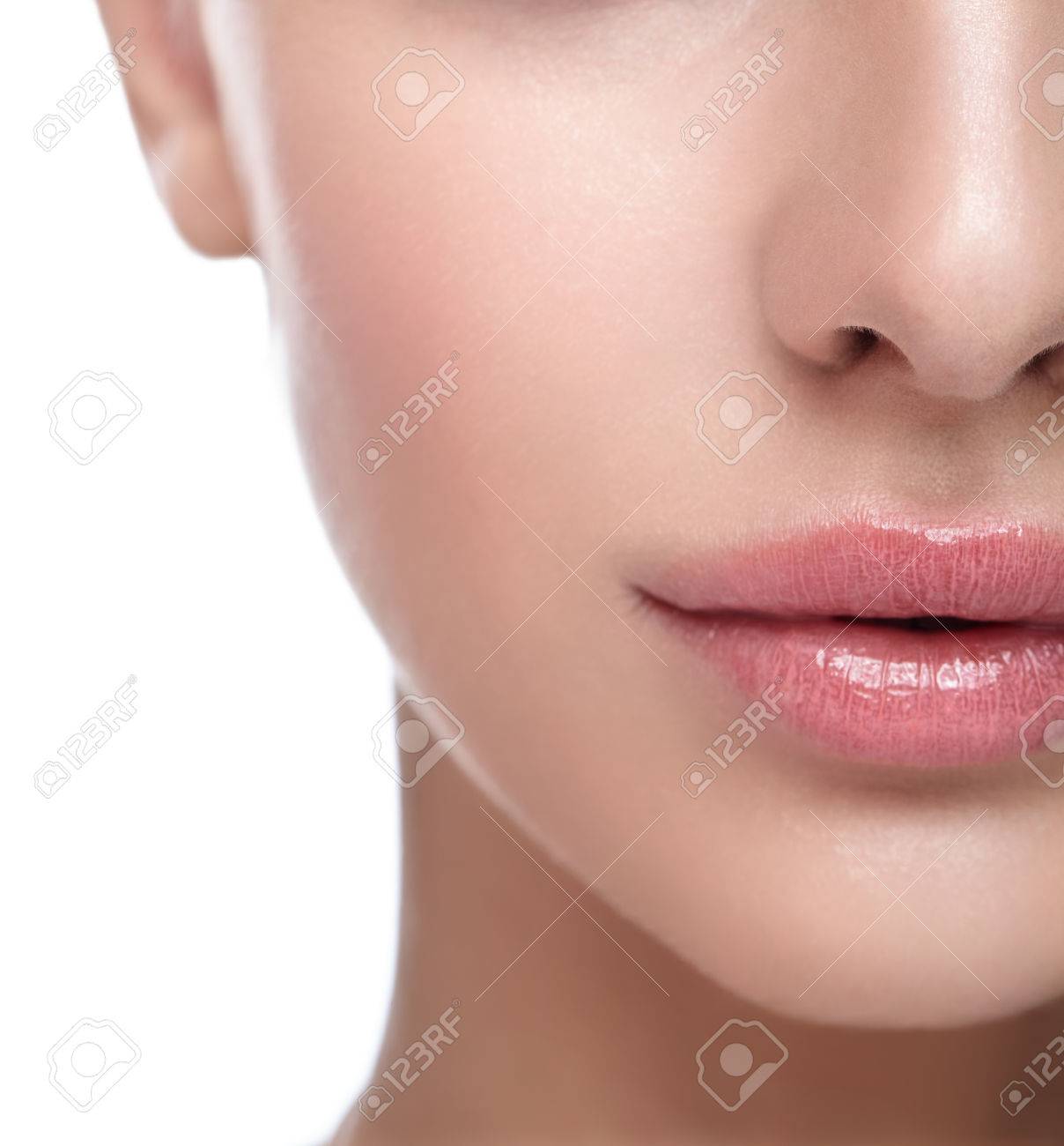 健康な皮膚とローズクォーツ色唇半分顔を女性の美しさの肖像画 の写真素材 画像素材 Image