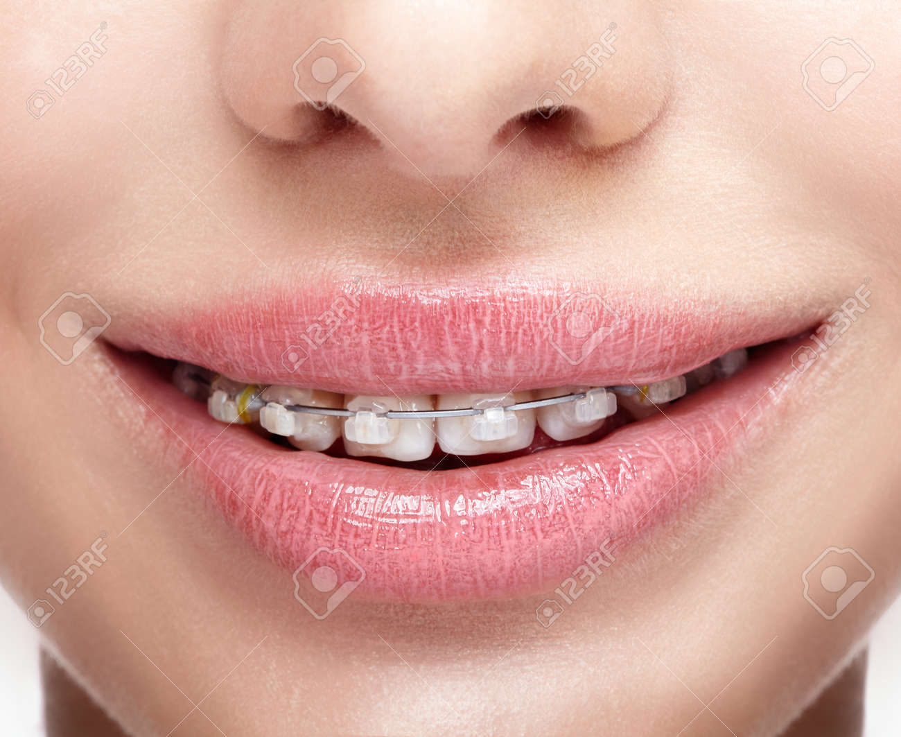 女性のクローズ アップは ピンク ローズ クオーツの唇とかっこ笑みを浮かべて口を開く の写真素材 画像素材 Image