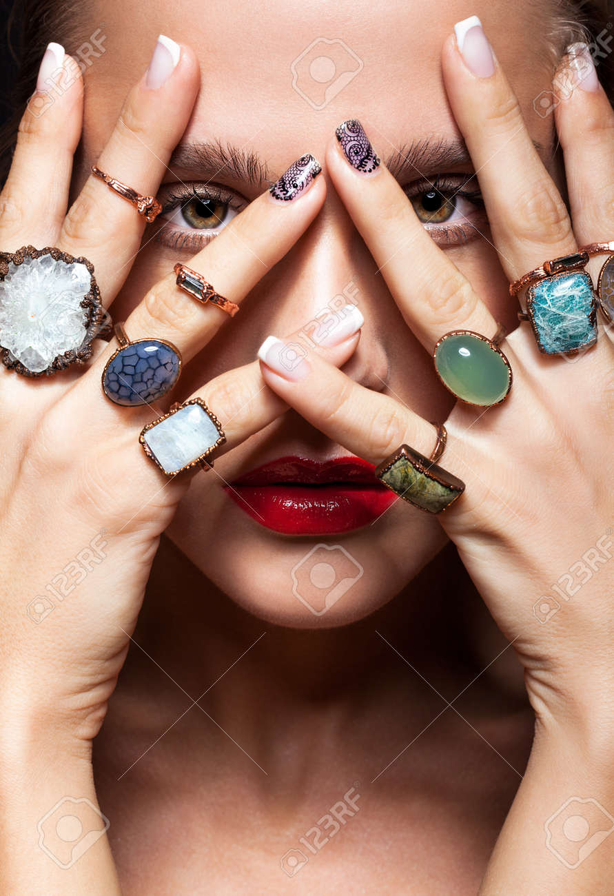 Belleza De Mujer Joven Con Muchos Anillos De Bisutería Con Piedras En Los Dedos Fotos, Retratos, Imágenes Y Fotografía De Archivo Derecho. 63982809.