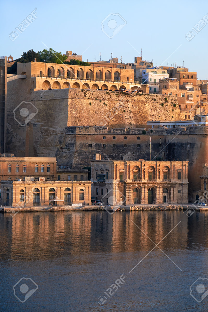 バレッタ首都要塞フォート ラスカリスとアッパーとグランド ハーバーの水から低 Barrakka 庭園の早朝ビュー マルタ の写真素材 画像素材 Image