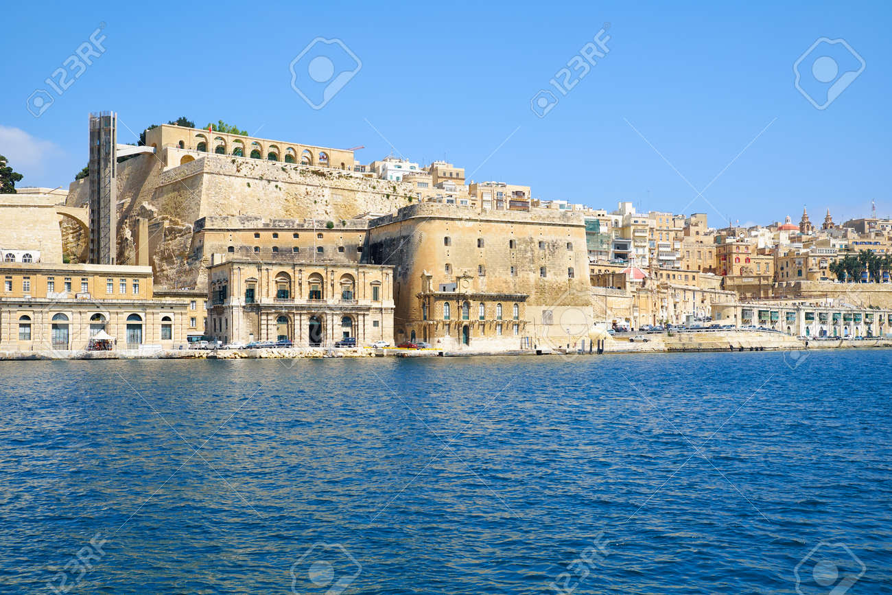 バレッタ首都要塞フォート ラスカリスとアッパーとグランド ハーバーの水から低 Barrakka 庭園の眺め マルタ の写真素材 画像素材 Image