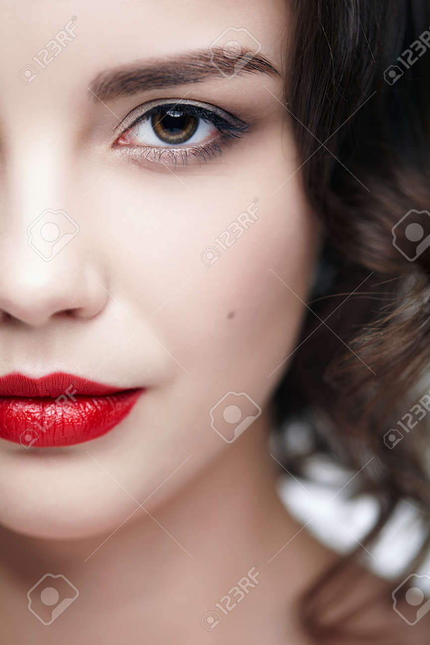 Nahaufnahmemakroportrat Des Weiblichen Gesichtes Halbes Gesicht Der Menschlichen Frau Mit Tagesschonheitsverfassung Madchen Mit Perfekter Haut Lizenzfreie Fotos Bilder Und Stock Fotografie Image 93853356