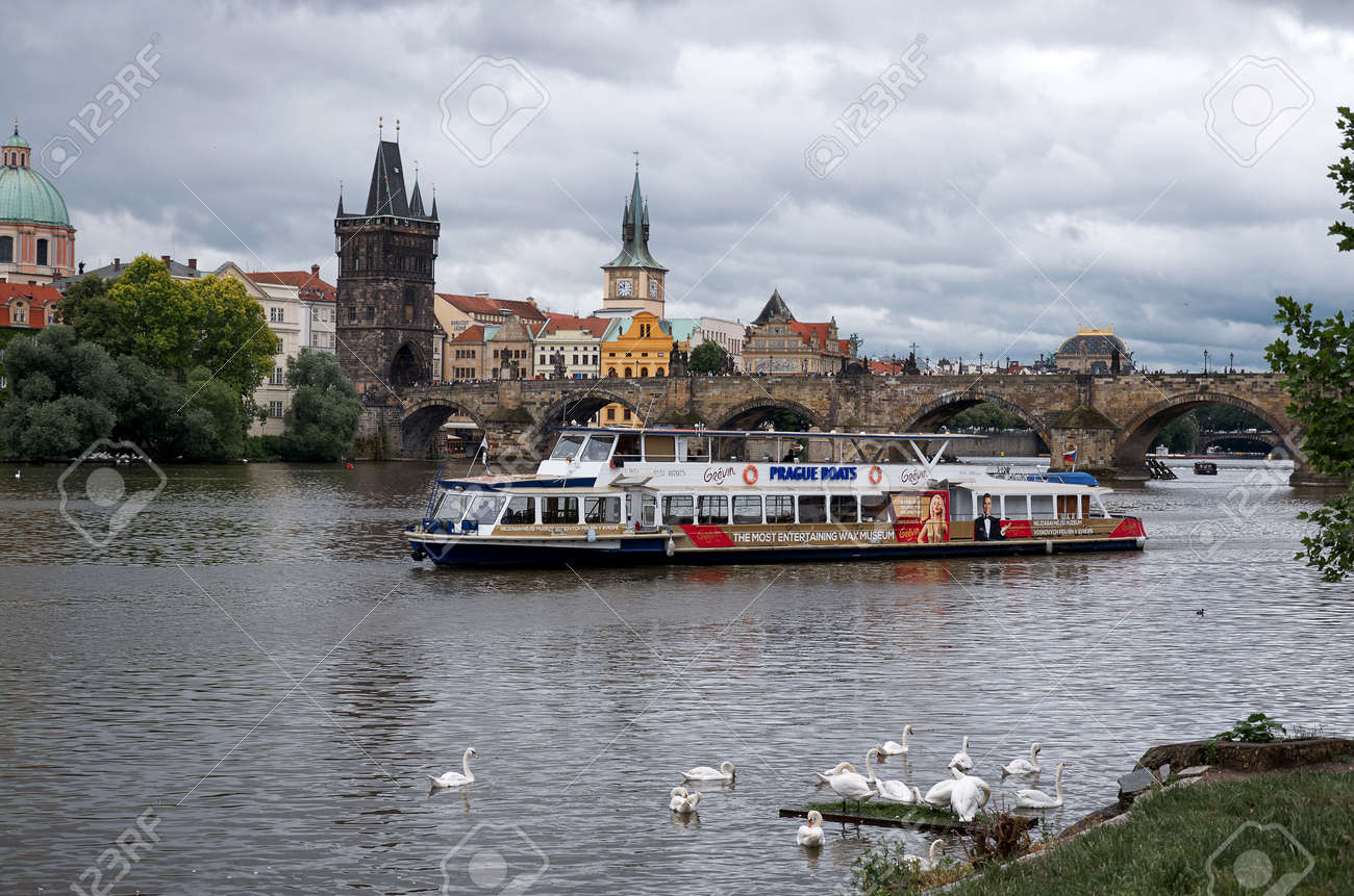 チェコ共和国 プラハ プラハのカレル橋の背景にヴルタヴァ川のボート 16 年 6 月 17 日 の写真素材 画像素材 Image