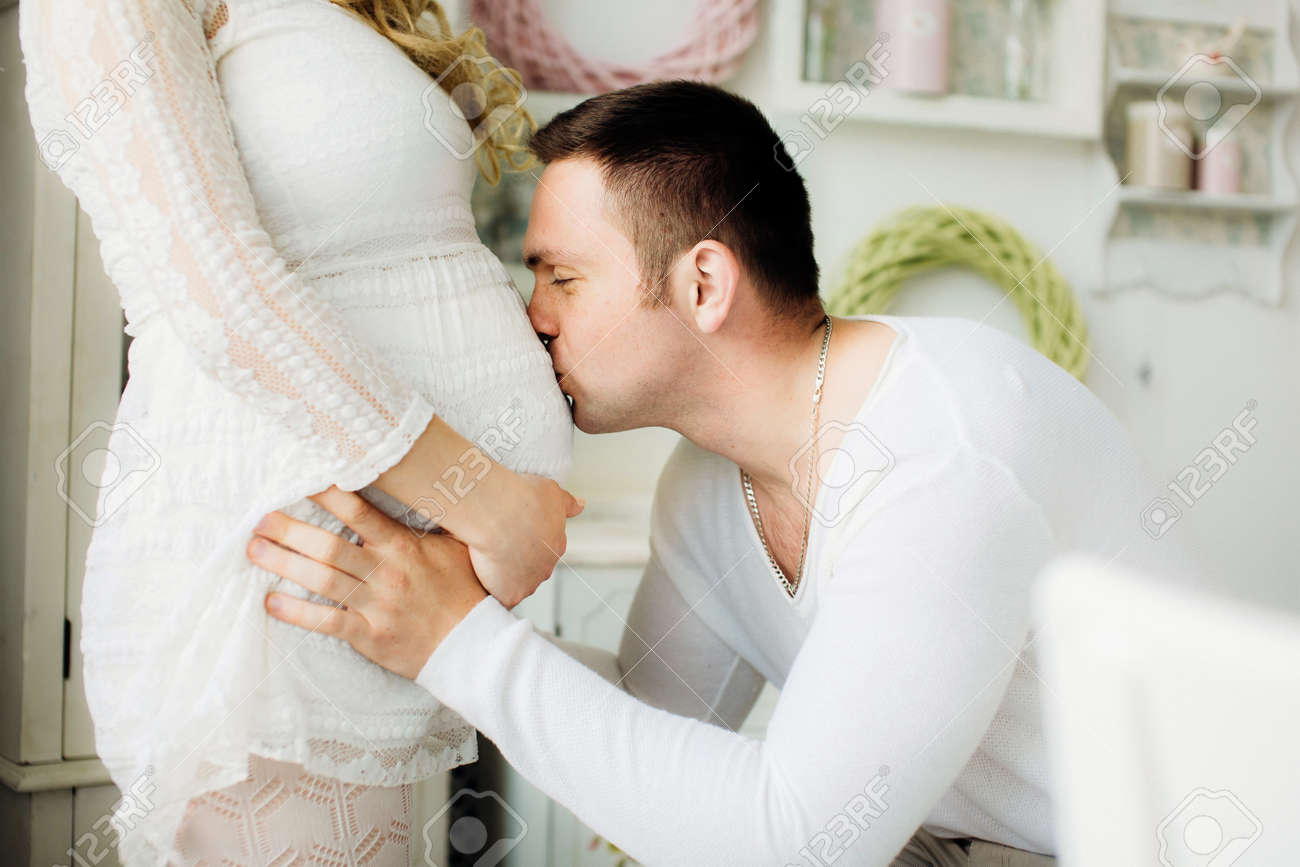 Парень может быть беременным. Мужские руки на беременном животе. Парень может быть беременным. Мужчина обнимает беременную. Беременность счастье фото.