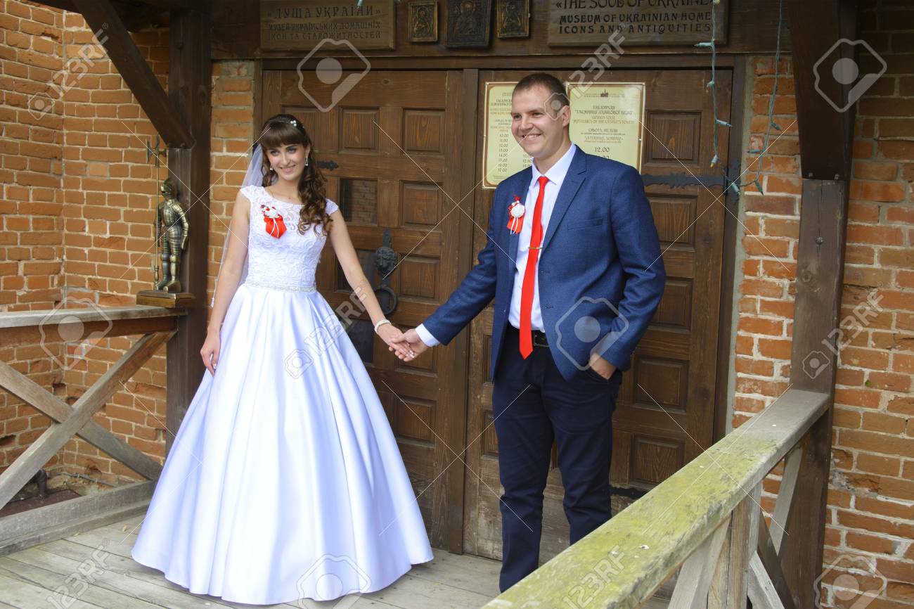 Schone Und Gluckliche Junge Braut Und Brautigam Im Hochzeitskleid An Einem Sonnigen Tag Ukrainische Hochzeit Kultur Ethische Traditionen Konzept Herbst 2017 Lizenzfreie Fotos Bilder Und Stock Fotografie Image 86243516