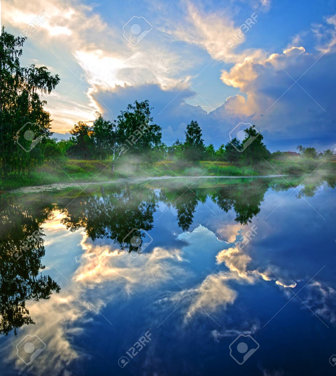 田舎の湖畔に幻想的な夕日 の写真素材 画像素材 Image 田舎の湖畔に幻想的な夕日 の写真素材 画像素材 Image