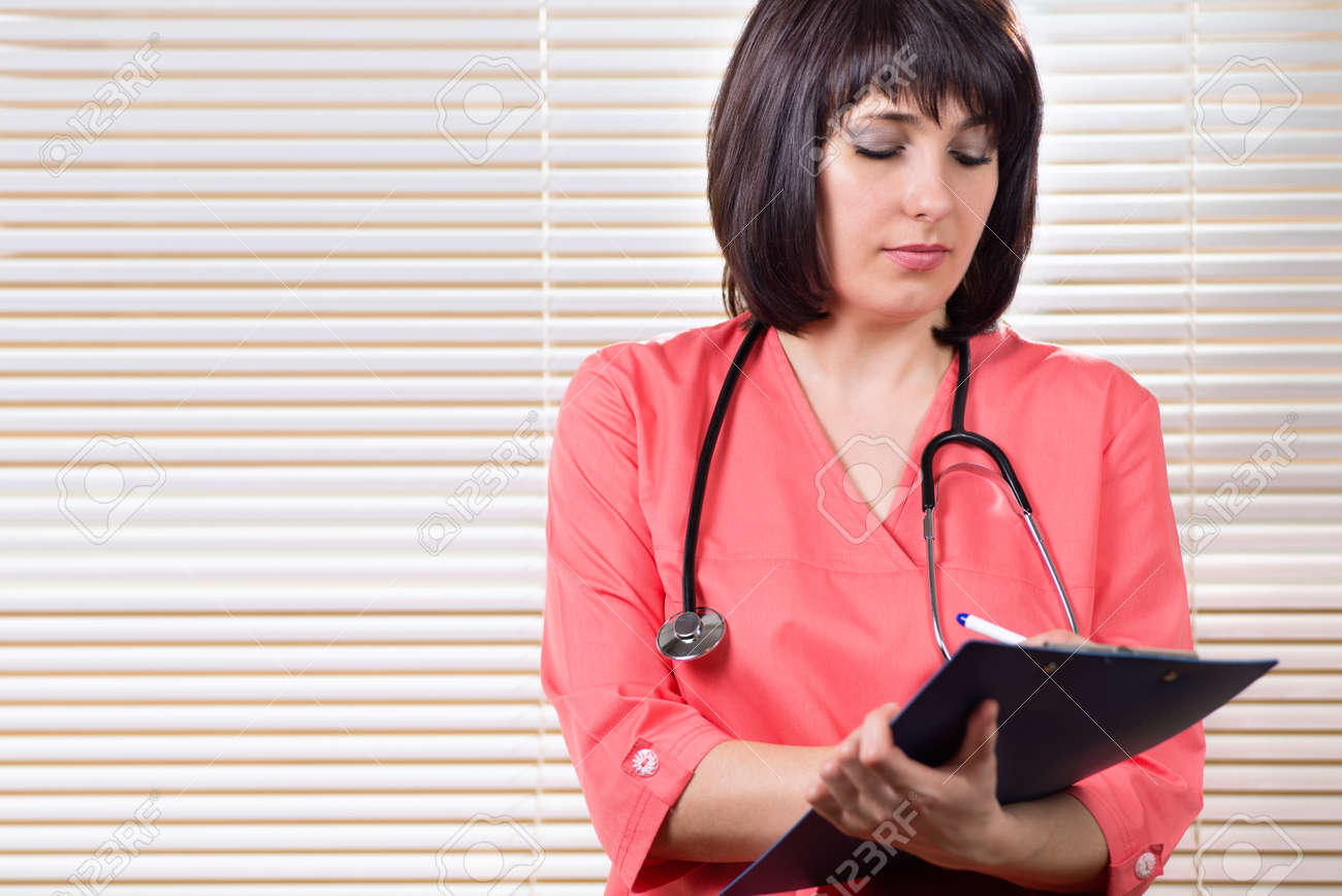 Тётя писать писать врачи. Женщина врач писает. Женщина врач пишет за столом. Медицина сидит девушка. Я врач врач женских душ маникюр.