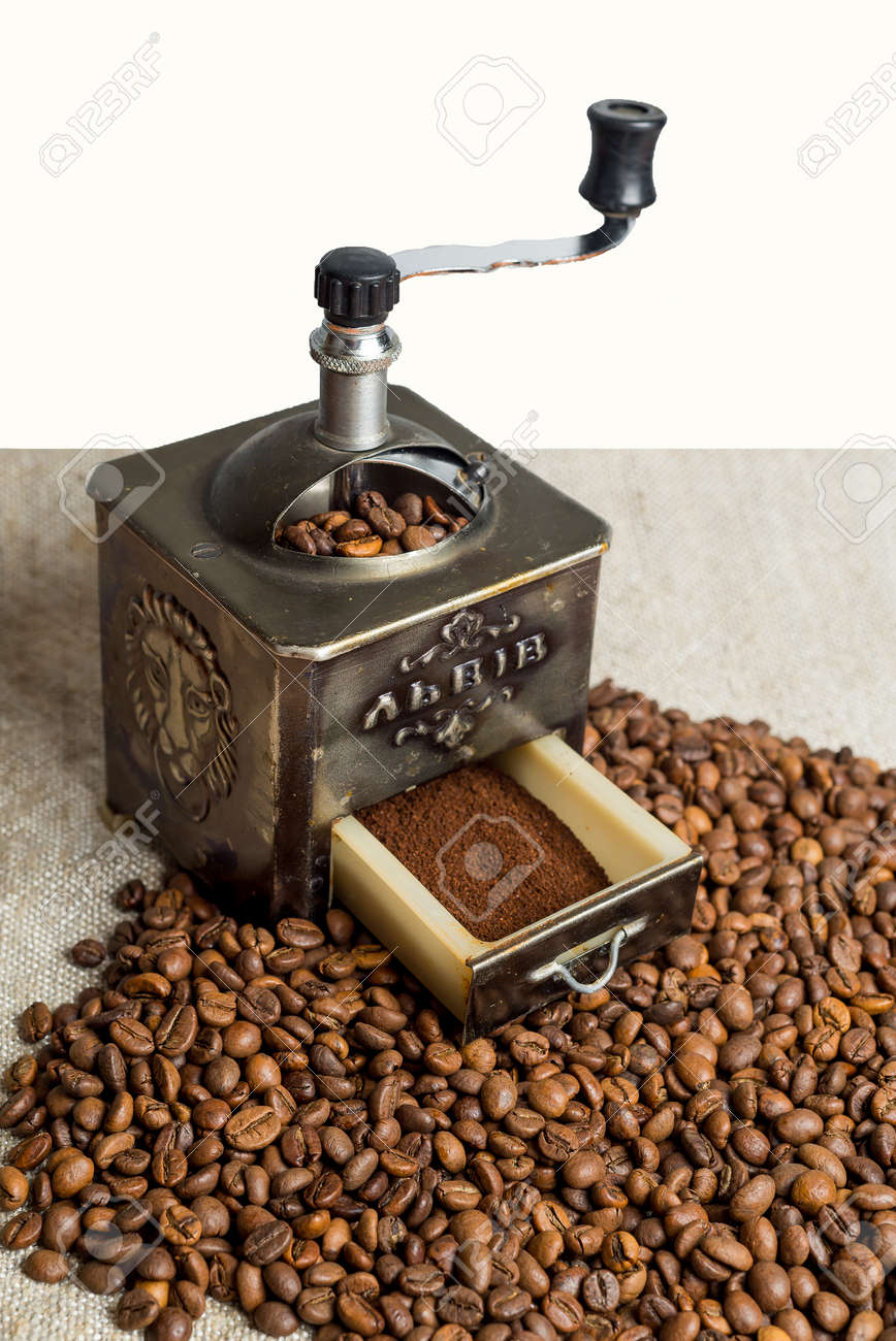 コーヒー豆と木製の背景の古いコーヒーミルのある静物 の写真素材 画像素材 Image コーヒー豆と木製の背景の古いコーヒーミルのある静物 の写真素材 画像素材 Image