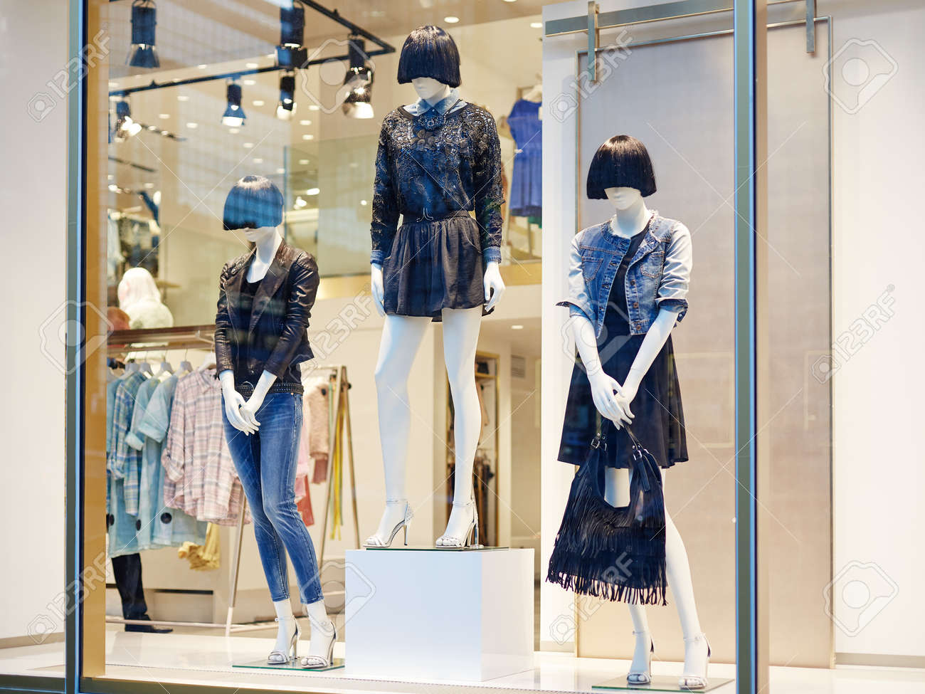 Maniquíes De Pie En El Escaparate De La Tienda De Ropa Casual Para Mujeres El Centro Comercial Fotos, Retratos, Imágenes Y Fotografía De Archivo Libres Image 90369417.