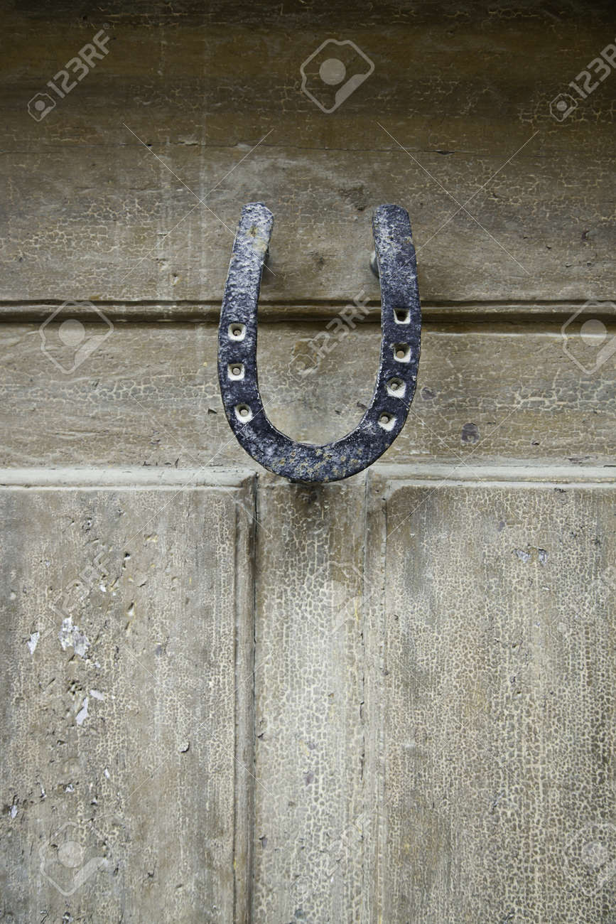 Porte En Bois Avec Des Details En Fer A Cheval D Une Vieille Porte En Bois Cassee La Chance Et La Superstition Banque D Images Et Photos Libres De Droits Image 18828126