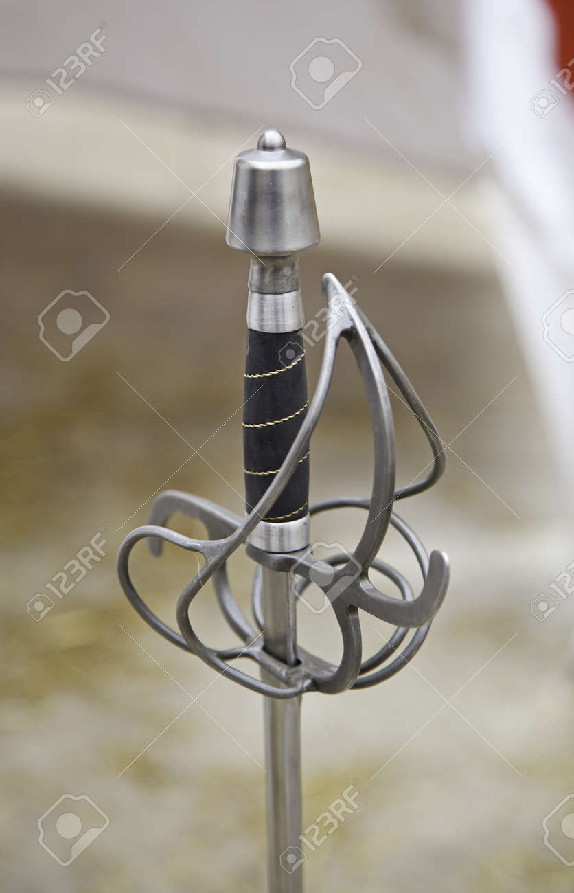 中世の剣のハンドル 古い中世の剣 古代兵器の詳細の詳細 の写真素材 画像素材 Image