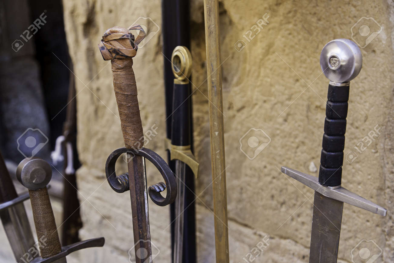 中世の戦争の騎士 武器と死の細部で古代の剣 の写真素材 画像素材 Image