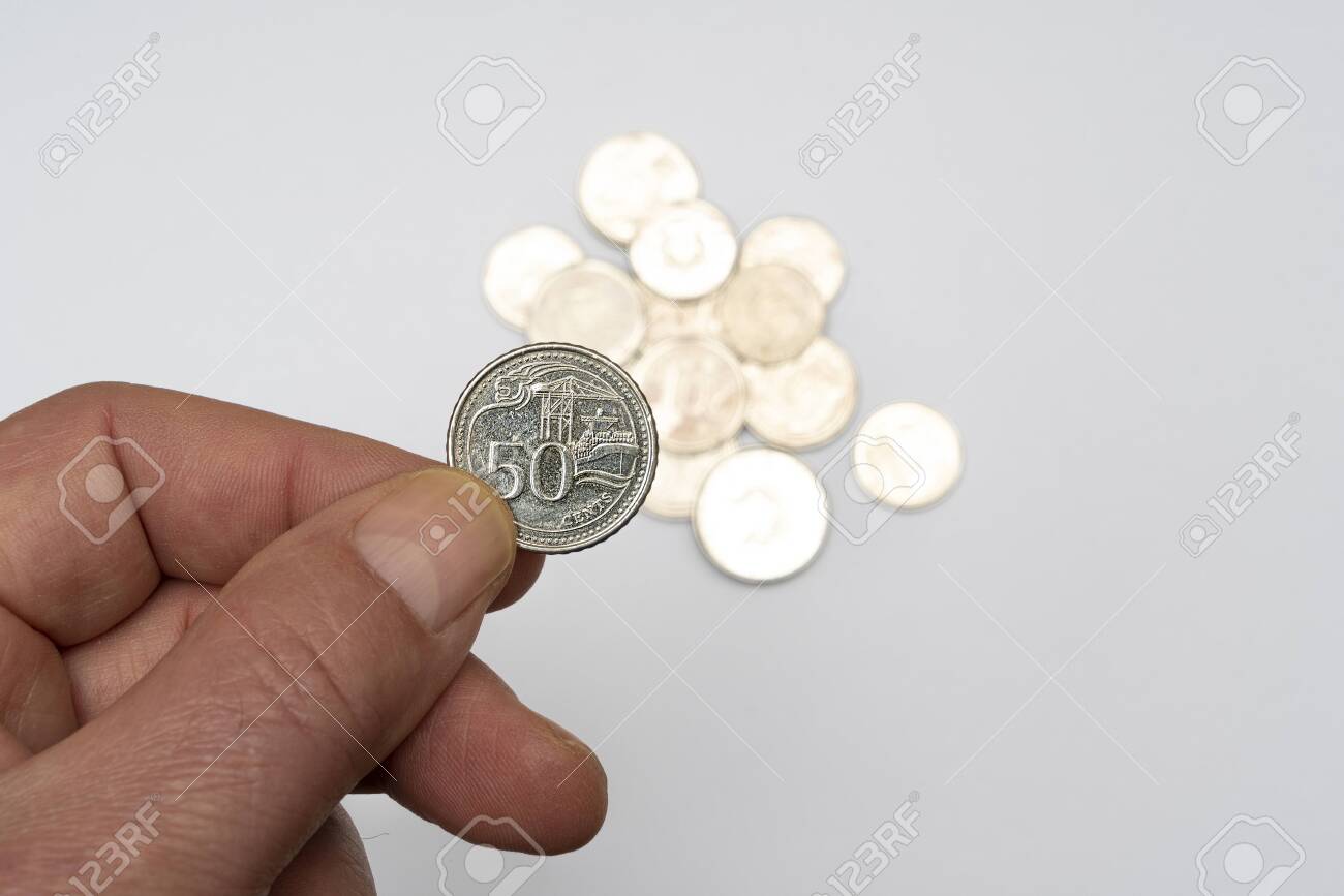 白い表面にシンガポールドル硬貨の50セントの写真素材・画像素材 Image 143780136