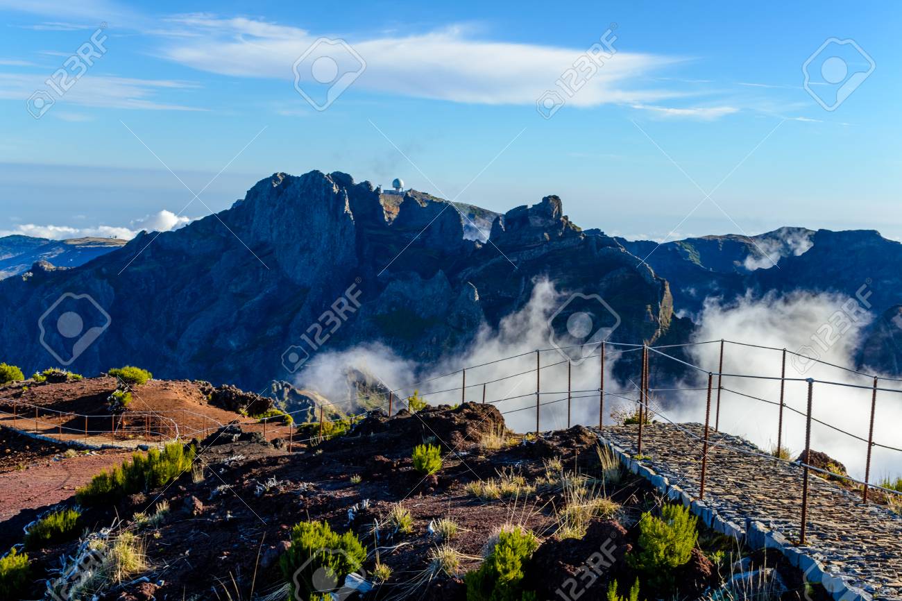 Nuages Et Sommets Au Sommet De La Plus Haute Montagne De Madère Pico Ruivo Portugal