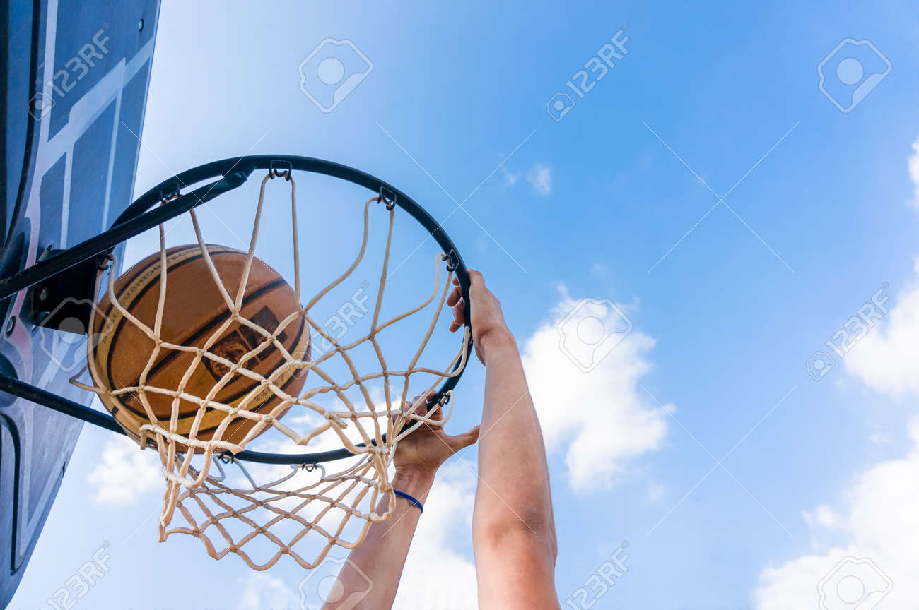 white boy dunking