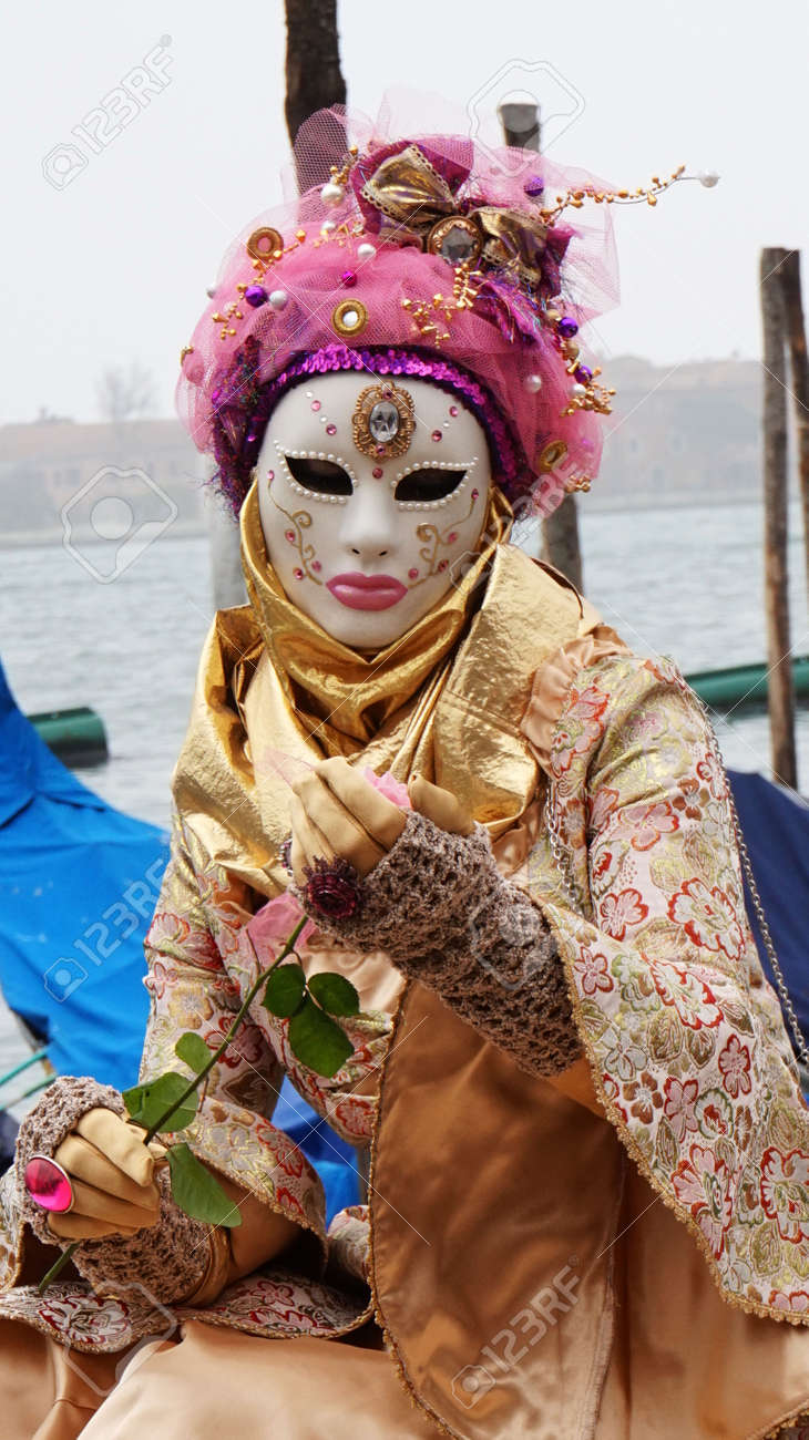灰の水曜日の前に約 2 週間を開始し 17 年 2 月 23 日にイタリアのベニスでマルディグラに終了恒例のお祭り ベニスのカーニバルの仮面の参加者 の写真素材 画像素材 Image