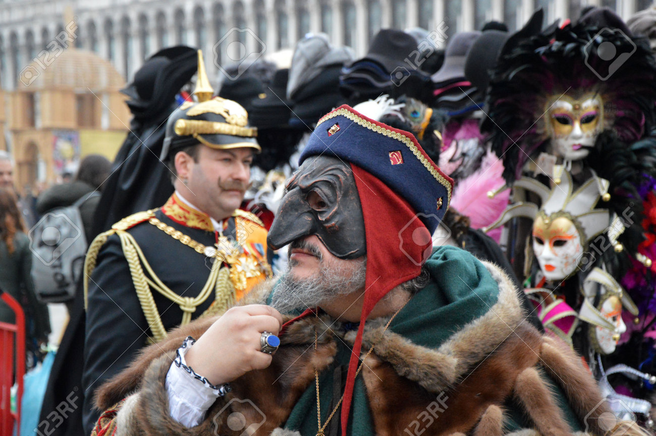 灰の水曜日の前に約 2 週間を開始し 17 年 2 月 23 日にイタリアのベニスでマルディグラに終了恒例のお祭り ベニスのカーニバルの仮面の参加者 の写真素材 画像素材 Image