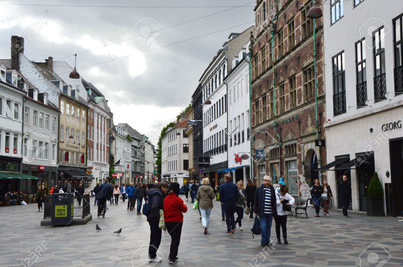 Viajar Barato a Copenhague COPENHAGUE, DINAMARCA - 31 DE MAYO DE 2017: Calle Principal De ...