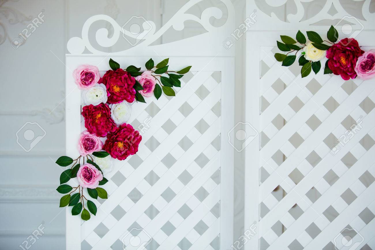 白い繊細な装飾的な木製パネルでクラシックなインテリア 私室結婚式ルーム 花レトロな屏風 ヴィンテージの華やかな屏風を彫刻 の写真素材 画像素材 Image