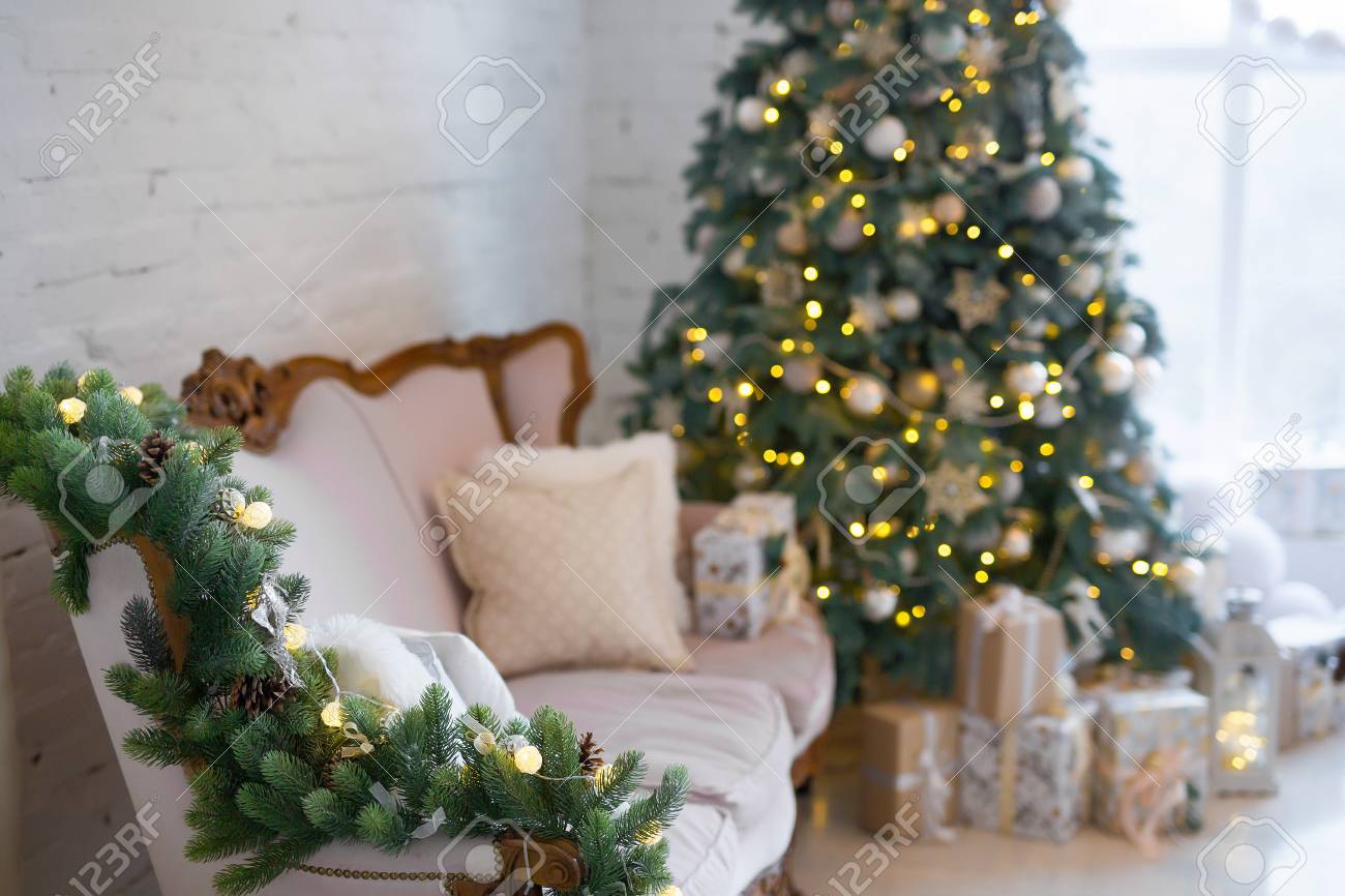 クリスマスの背景 部屋のインテリアは クリスマス スタイルで装飾されています ない人 新年のツリーとギフト の写真素材 画像素材 Image