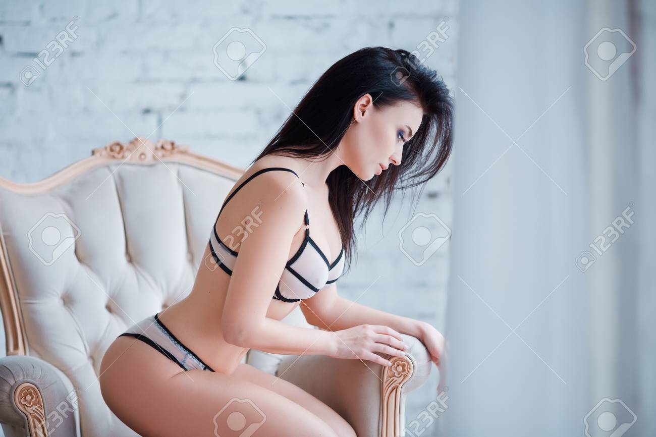 完璧な セクシーなボディ 魅惑的なランジェリーを着ている若い女性の腹と胸 官能的な方法でポーズ下の下器で美しいホット女性 の写真素材 画像素材 Image 完璧な セクシーなボディ 魅惑的なランジェリーを着ている若い女性の腹と胸 官能的な方法でポーズ下の下器で美しいホット女性 の写真素材 画像素材 Image