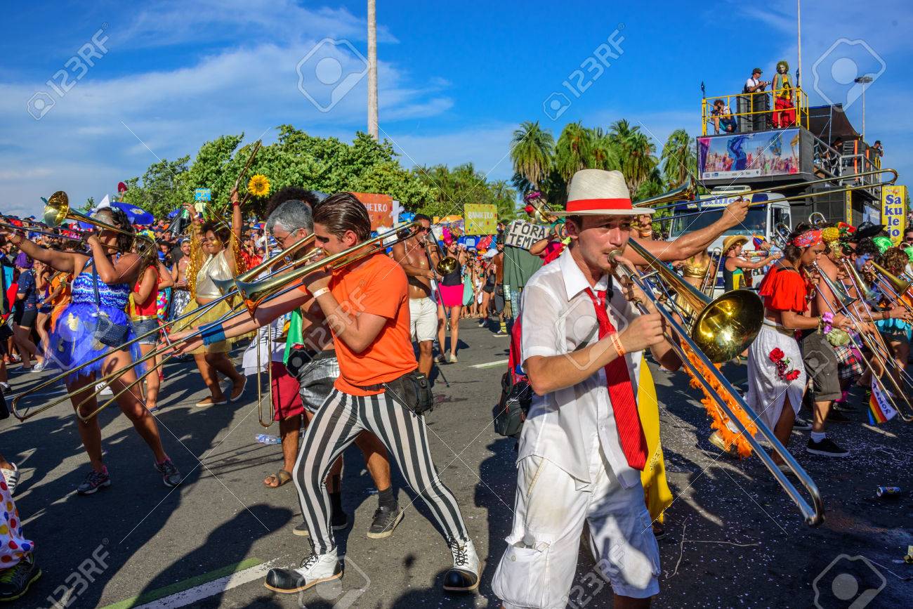 Rio De Janeiro Brasilien 28 Februar 2017 Gruppe Von Kostummusikern Die Posaunen Auf Dem Hintergrund Der Plattform Von Bloco Orquestra Voadora Im Flamengo Park Carnaval 2017 Spielen Lizenzfreie Fotos Bilder Und Stock Fotografie Image 73627451