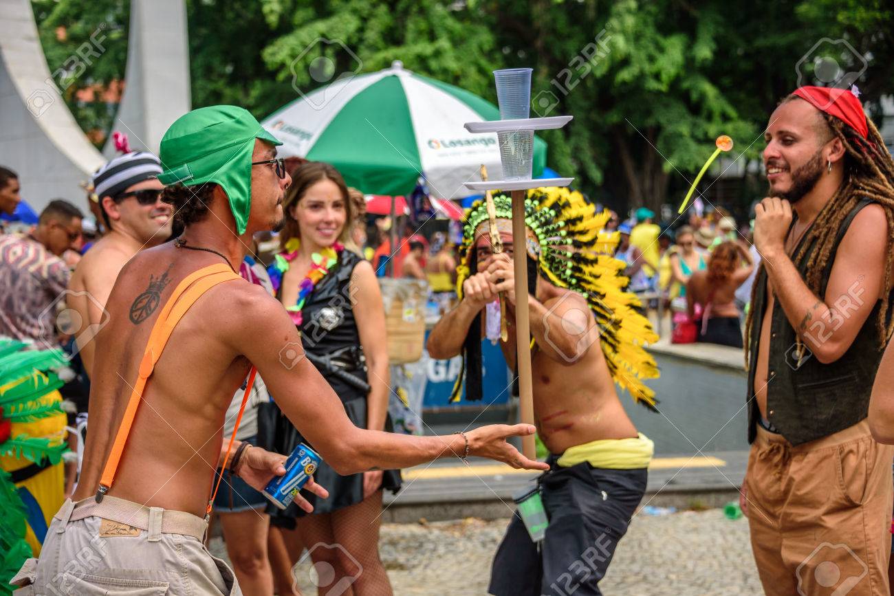 Rio De Janeiro Brasilien 28 Februar 2017 Mann In Einem Kostum Von Den Eingeborenen Eine Krone Von Federn Tragend Und Schiessen Einen Pfeil Und Bogen Mit Saugnapf Im Ziel Gemacht Von