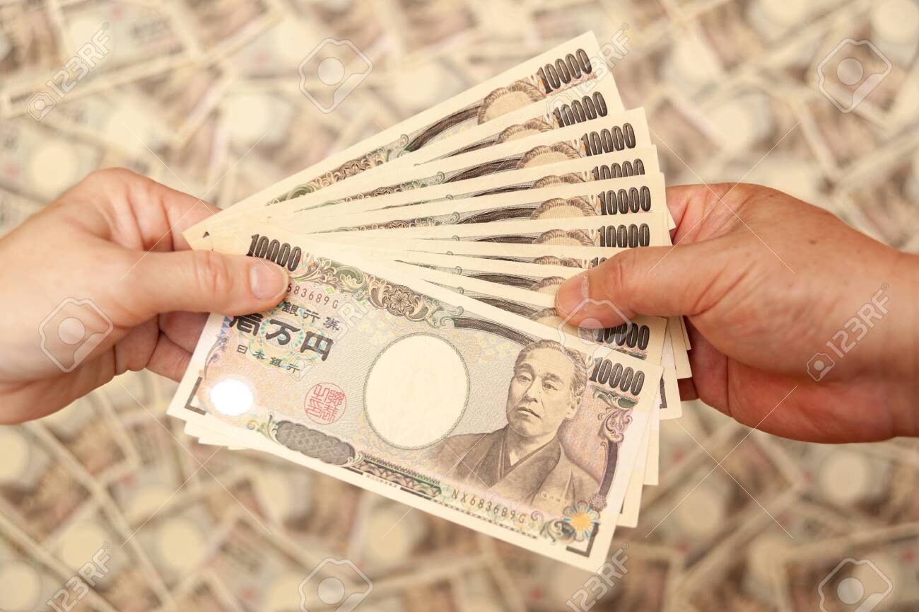 円 - 日本のお金:手持ち(支払い/受け取り)100,000円紙幣。10,000円紙幣のぼやけた背景に隔離されています。クローズ  アップ。水平ショット。の写真素材・画像素材 Image 148130691