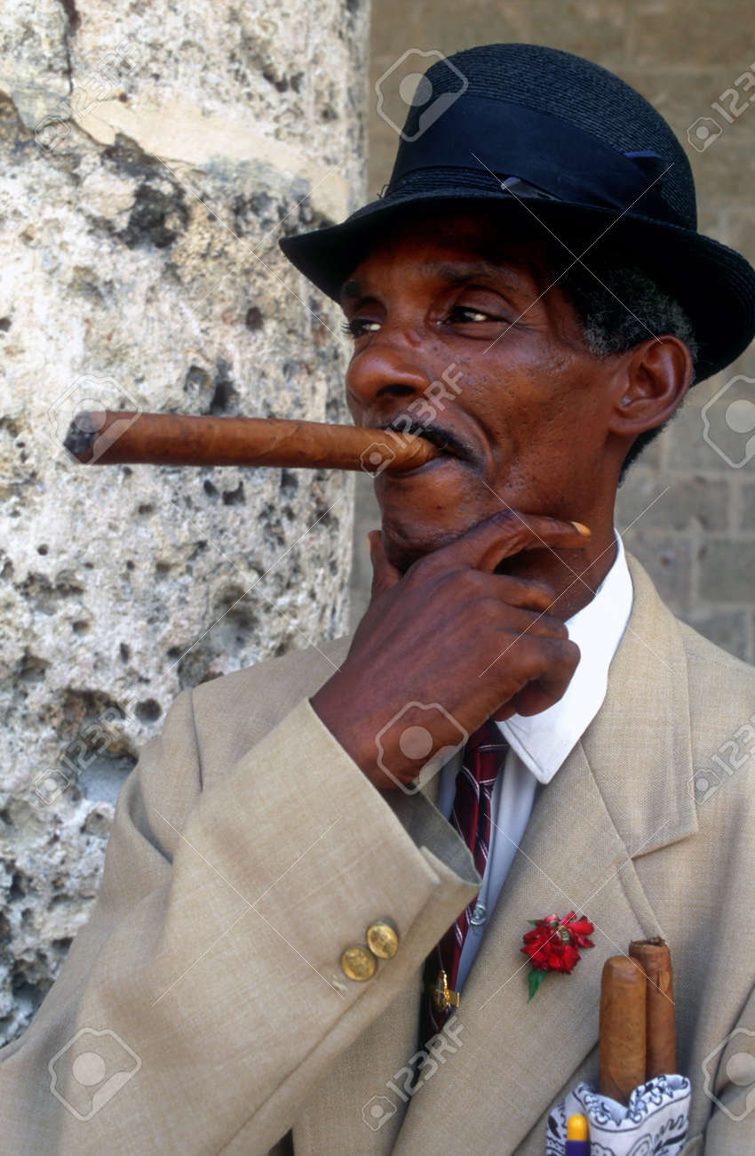 キューバ人喫煙葉巻キューバ ハバナ Vieja の肖像画 の写真素材 画像素材 Image 4046