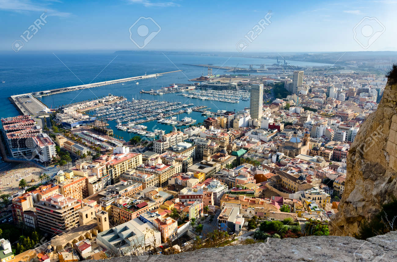 アリカンテの旧市街のサンタ バーバラの城からポートを表示 夏のスペイン の写真素材 画像素材 Image アリカンテの旧市街のサンタ バーバラの城からポートを表示 夏のスペイン の写真素材 画像素材 Image