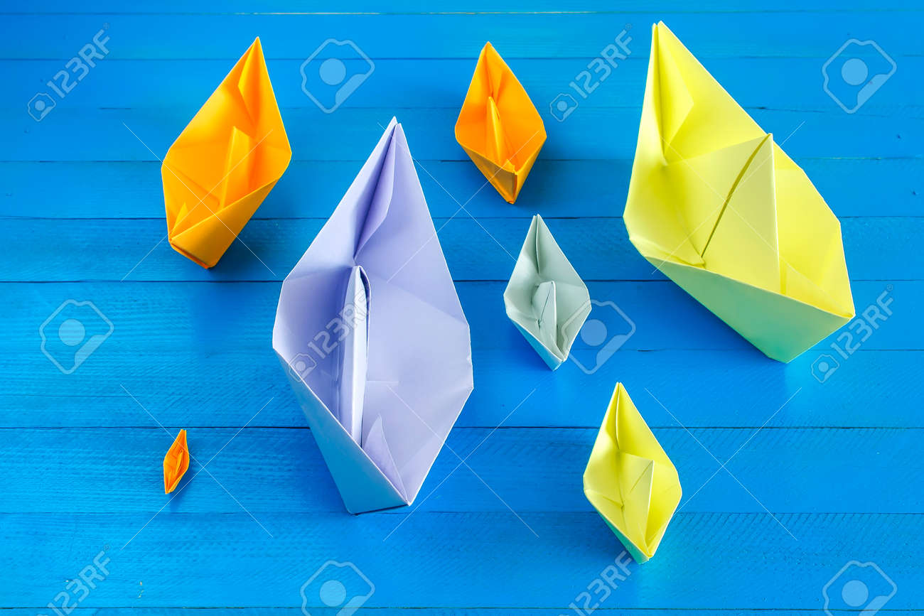 青い木製の背景 夏旅行の概念の折り紙ペーパー ボート の写真素材 画像素材 Image