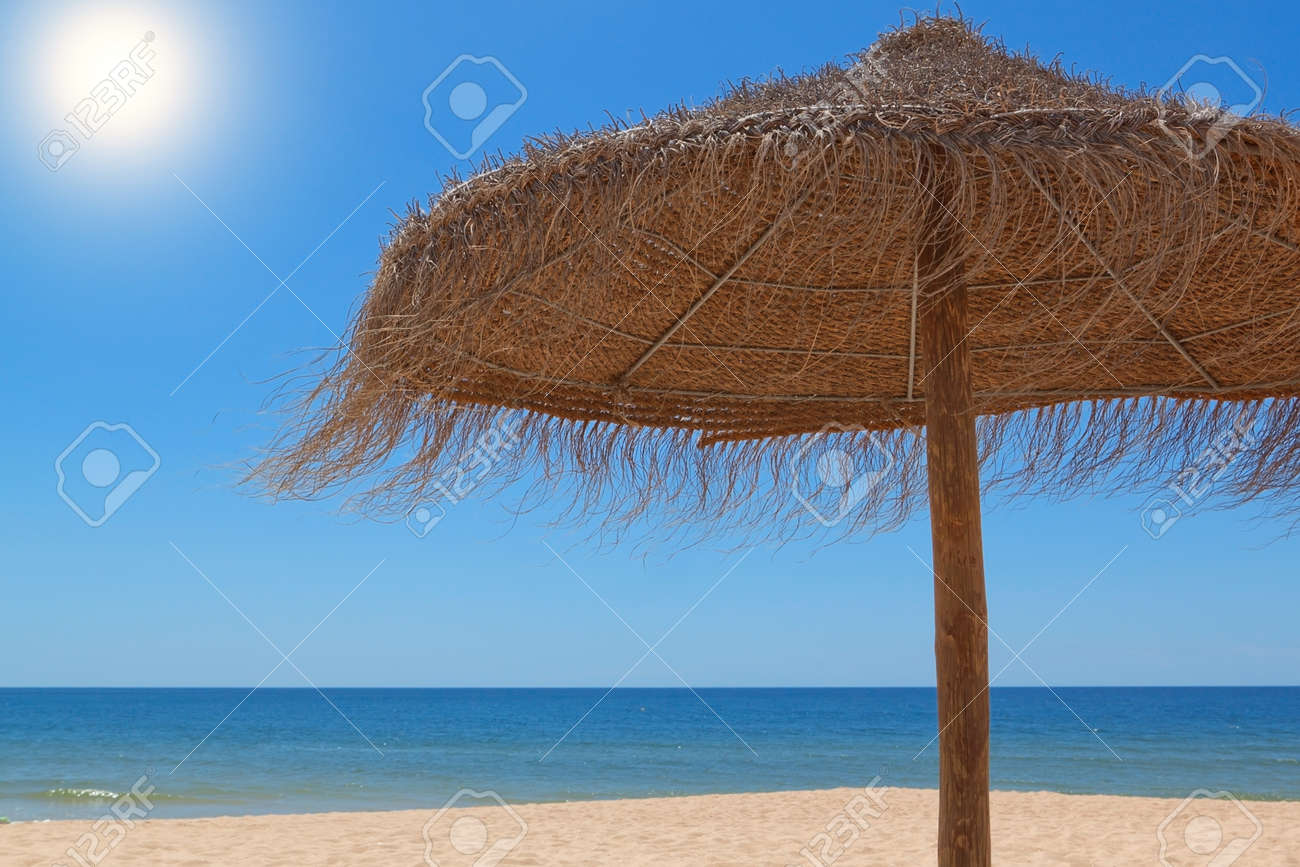 Parasol De Paille En Bois Pour Le Soleil Sur La Plage Près De La Mer