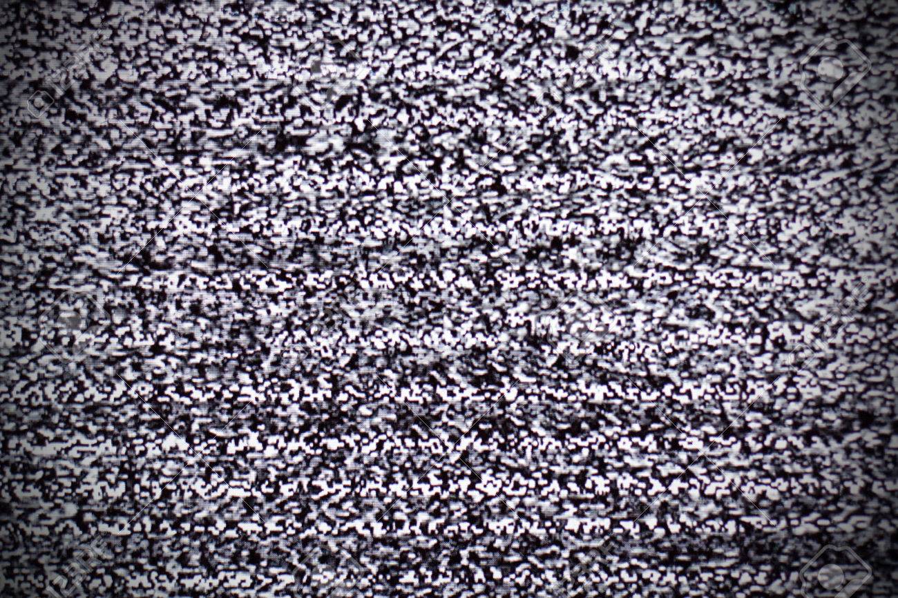 мужчина закрывает уши. шум фон. помехи черно белые. помехи на телевизоре. рябь телевизора.