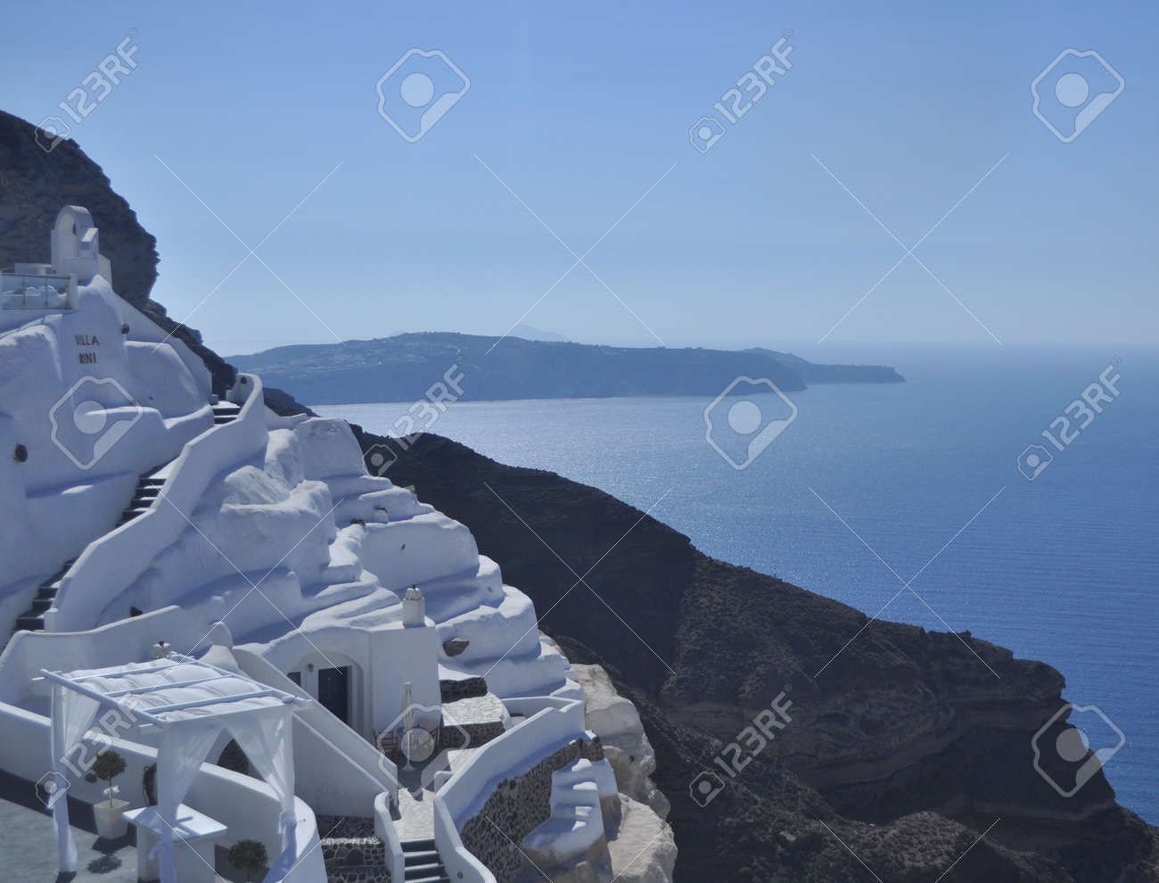 ギリシャ地中海のサントリーニ島エーゲ海の島の岩だらけの海岸風景 の写真素材 画像素材 Image ギリシャ地中海のサントリーニ島エーゲ海の島の岩だらけの海岸風景 の写真素材 画像素材 Image