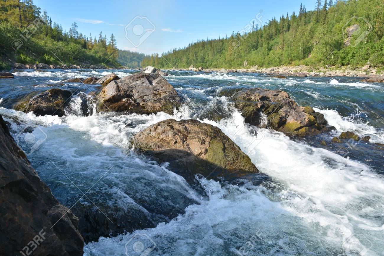 Die Stromschnellen An Einem Nordlichen Fluss Schnelle Wasserlandschaft In Den Polar Urals Lizenzfreie Fotos Bilder Und Stock Fotografie Image 85803781