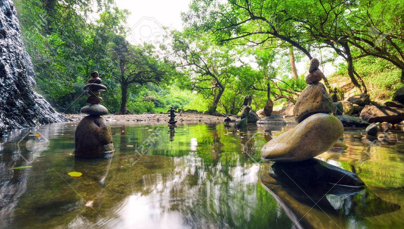 Jardin Zen Meditez Paysage Spirituel De La Foret Verte Avec De L Eau De L Etang Calme Et Pierre Roches De La Balance Banque D Images Et Photos Libres De Droits Image