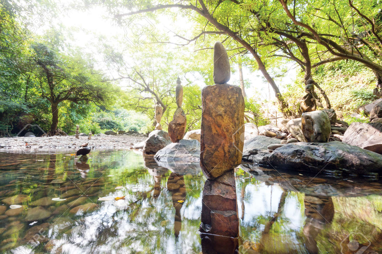 Jardin Zen Meditez Paysage Spirituel De La Foret Verte Avec De L Eau De L Etang Calme Et Pierre Roches D Equilibre Banque D Images Et Photos Libres De Droits Image