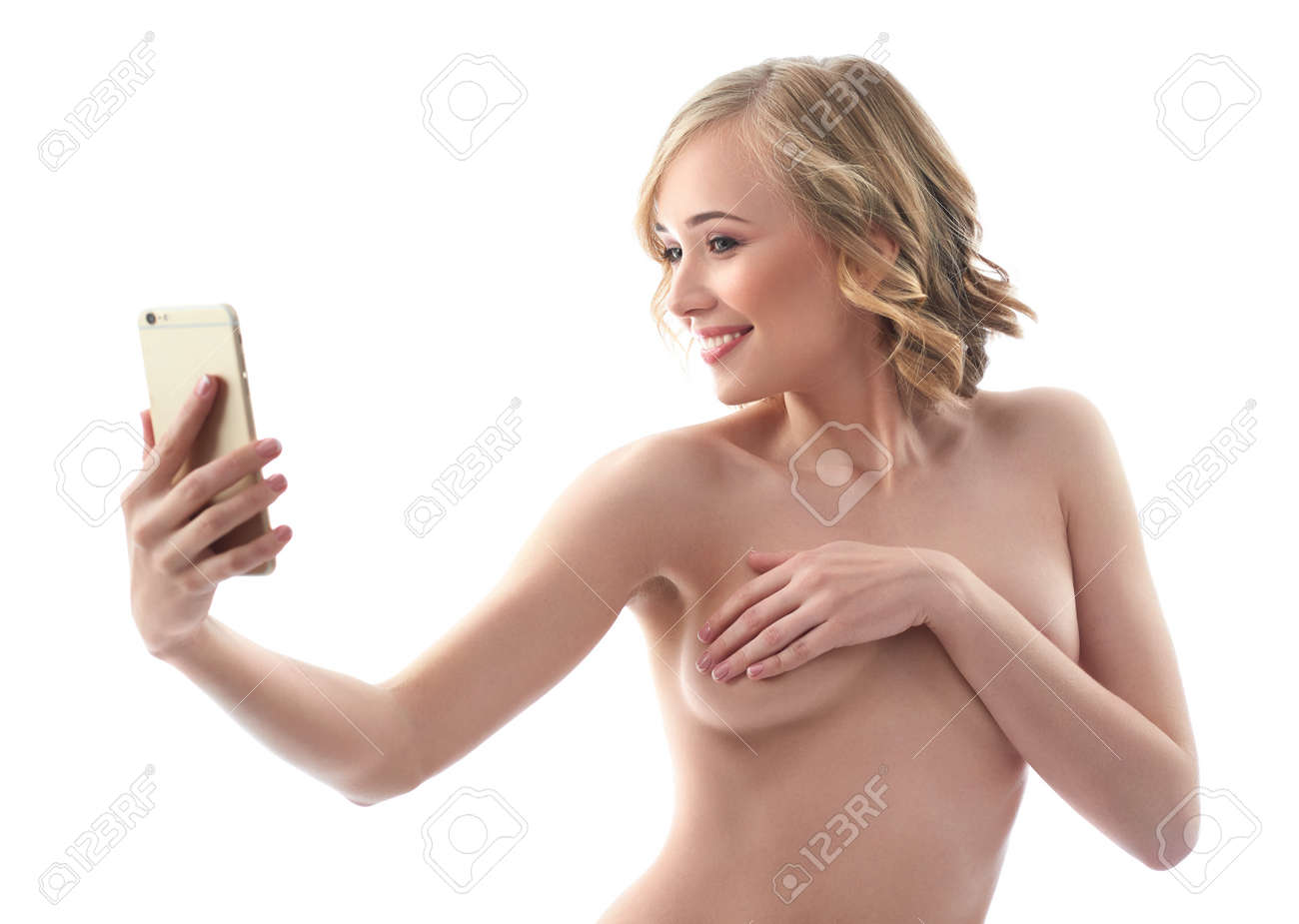 Sexy Mujer Desnuda Tomando Un Selfie Con Su Teléfono Inteligente Fotos,  retratos, imágenes y fotografía de archivo libres de derecho. Image 83587248