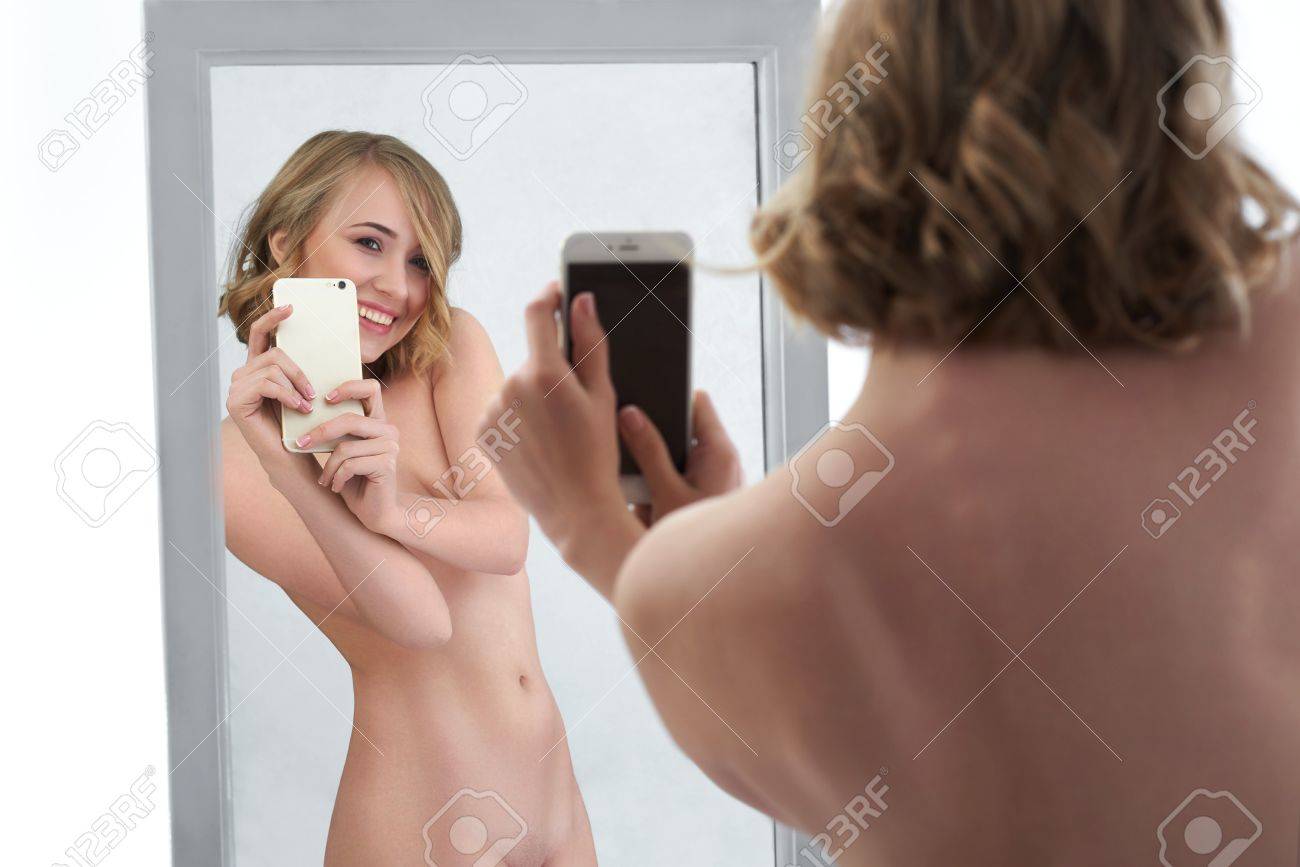 Sexy Mujer Desnuda Tomando Un Selfie Con Su Teléfono Inteligente Fotos,  retratos, imágenes y fotografía de archivo libres de derecho. Image 84565854