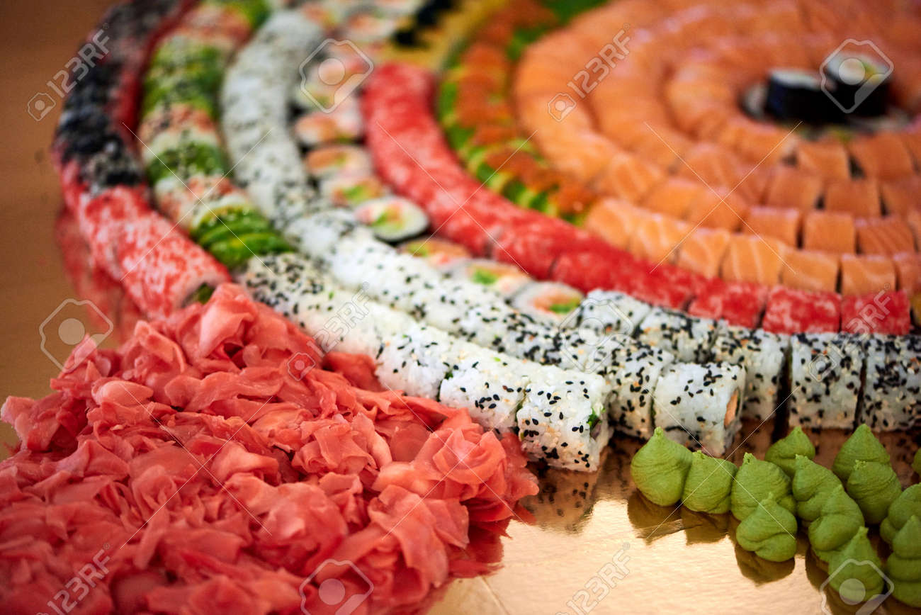 サーモン ライス シーサメ わさび 醤油 ガリで作られたおいしい寿司ロールのセット タマゴ カリフォルニア フィラデルフィア フトマキマキ の写真素材 画像素材 Image サーモン ライス シーサメ わさび 醤油 ガリで作られたおいしい寿司ロールのセット タマゴ カリフォルニア フィラデルフィア フトマキマキ の写真素材 画像素材 Image