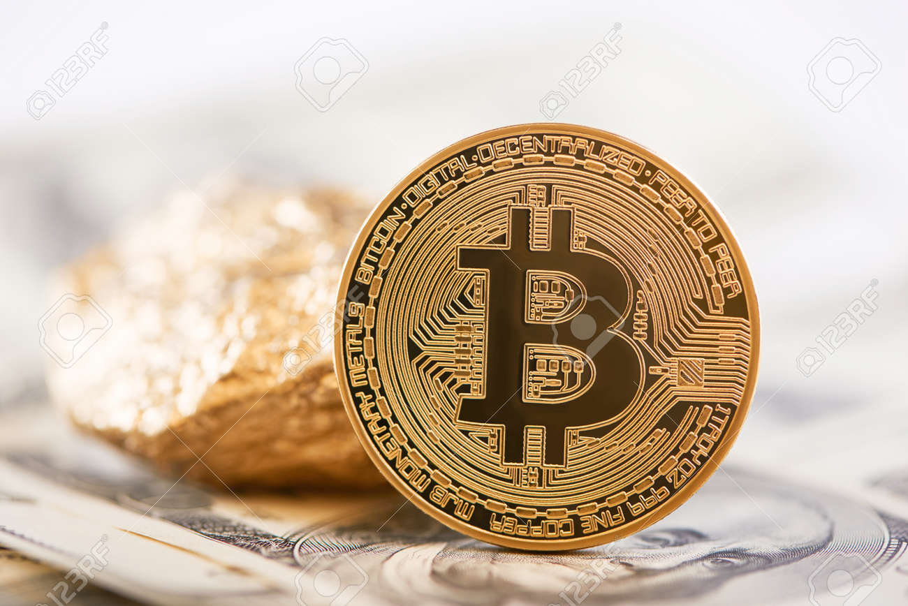 주요 Cryptocurrency 황금 비트 코인 및 금 덩어리는 달러 지폐의 배경에 표시 로열티 무료 사진, 그림, 이미지 그리고  스톡포토그래피. Image 94903528