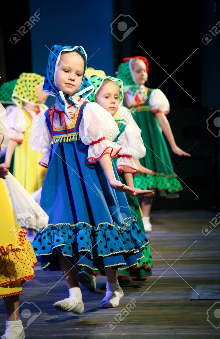 スラブの衣装やステージでフォーク ダンスを踊って、頭にスカーフの