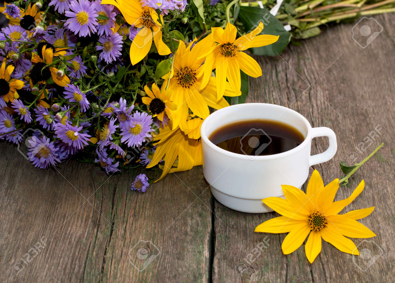 白一杯のコーヒーと花 被写体の花 季節の花束 の写真素材 画像素材 Image